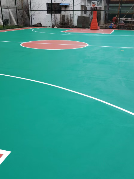 九台 球场长期使用易出现地面开裂